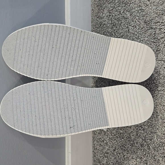 Disney Mickey Mouse Women's White & Rose Gold Size 9 Shoes NWOT - Picture 9 of 10